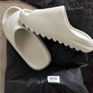 Yeezy Slides - YS-01 in color Cream (nwt)